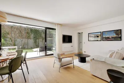 Télévision ou salle de divertissement dans l'établissement Passy - Eiffel Tower - Amazing 2BR with garden