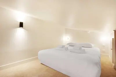 Un ou plusieurs lits dans un hébergement de l'établissement Appartement Chic and Cosy-Canal Saint Martin