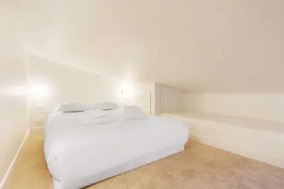 Un ou plusieurs lits dans un hébergement de l'établissement Appartement Chic and Cosy-Canal Saint Martin