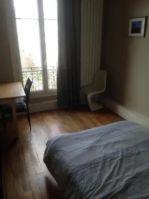 Un ou plusieurs lits dans un hébergement de l'établissement Chambre privative dans appartement sur Paris