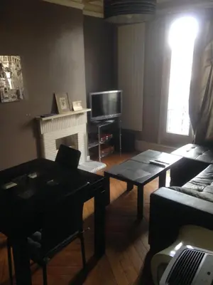 Coin salon dans l'établissement Chambre privative dans appartement sur Paris