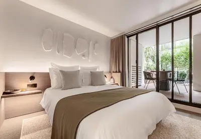 Un ou plusieurs lits dans un hébergement de l'établissement Luxury Residence in old Marais, 3 BR, Patio, Sauna, Fitness Room, AC
