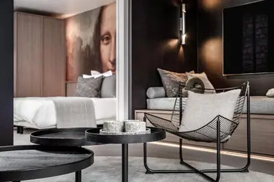 Coin salon dans l'établissement Luxury Residence in old Marais, 3 BR, Patio, Sauna, Fitness Room, AC