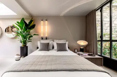 Un ou plusieurs lits dans un hébergement de l'établissement Luxury Residence in old Marais, 3 BR, Patio, Sauna, Fitness Room, AC