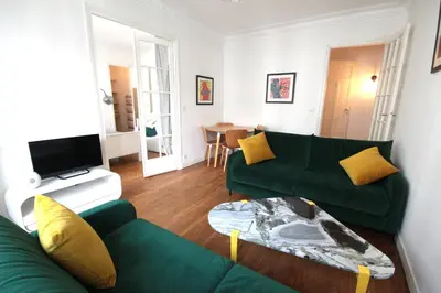 Télévision ou salle de divertissement dans l'établissement Spacieux 2 Pièces Montmartre