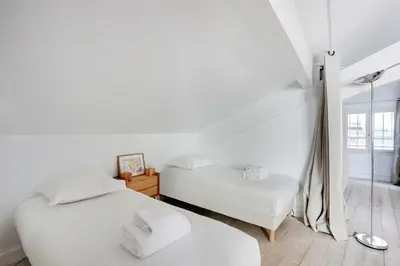 Un ou plusieurs lits dans un hébergement de l'établissement Cozy appartment avec Terrace - 2BR-4P - Centre de Paris