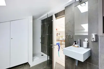 Salle de bains dans l'établissement Cozy appartment avec Terrace - 2BR-4P - Centre de Paris