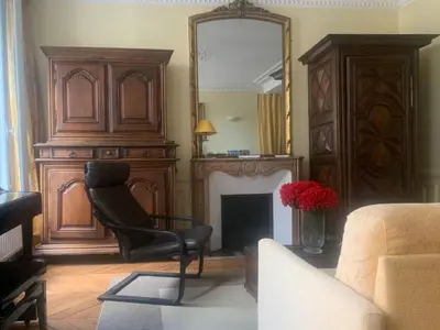 Coin salon dans l'établissement Chaleureux 3 pièces haussmanien au cœur du Quartier Latin