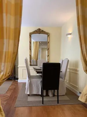Coin salon dans l'établissement Chaleureux 3 pièces haussmanien au cœur du Quartier Latin