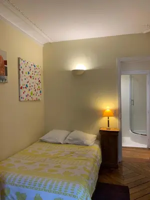 Un ou plusieurs lits dans un hébergement de l'établissement Chaleureux 3 pièces haussmanien au cœur du Quartier Latin