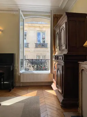 Coin salon dans l'établissement Chaleureux 3 pièces haussmanien au cœur du Quartier Latin