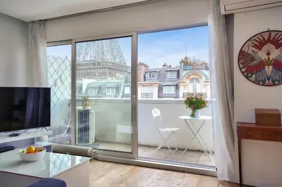 Télévision ou salle de divertissement dans l'établissement Magnifique appartement 80 m2 face Tour Eiffel