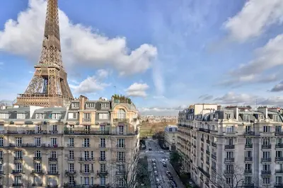 Vue générale sur Paris ou vue de la ville depuis l'appartement