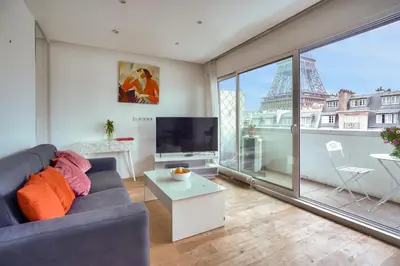 Télévision ou salle de divertissement dans l'établissement Magnifique appartement 80 m2 face Tour Eiffel