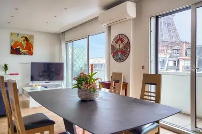 Télévision ou salle de divertissement dans l'établissement Magnifique appartement 80 m2 face Tour Eiffel