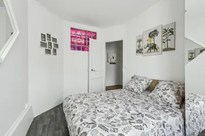 Un ou plusieurs lits dans un hébergement de l'établissement Paris Elegant 1BR in front of Montparnasse - Metro 2min - 50
