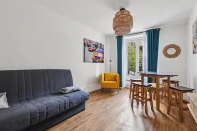 Coin salon dans l'établissement Paris Elegant 1BR in front of Montparnasse - Metro 2min - 50