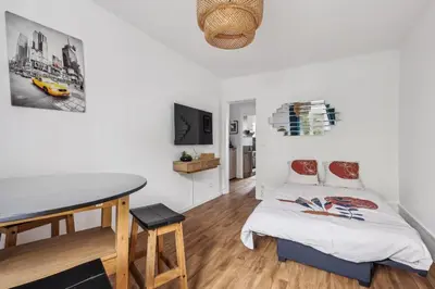 Télévision ou salle de divertissement dans l'établissement Paris Elegant 1BR in front of Montparnasse - Metro 2min - 50