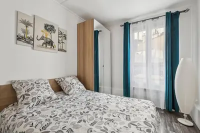 Un ou plusieurs lits dans un hébergement de l'établissement Paris Elegant 1BR in front of Montparnasse - Metro 2min - 50