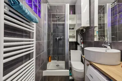 Salle de bains dans l'établissement Paris Elegant 1BR in front of Montparnasse - Metro 2min - 50