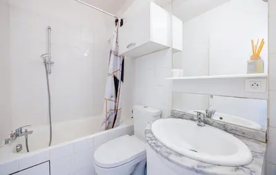 Salle de bains dans l'établissement Cozy Apartment In Paris With Kitchen