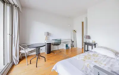 Un ou plusieurs lits dans un hébergement de l'établissement Cozy Apartment In Paris With Kitchen