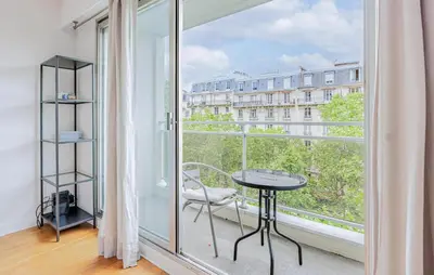 Balcon ou terrasse dans l'établissement Cozy Apartment In Paris With Kitchen