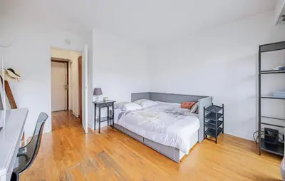 Un ou plusieurs lits dans un hébergement de l'établissement Cozy Apartment In Paris With Kitchen