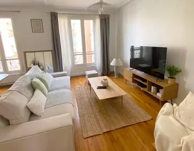 Télévision ou salle de divertissement dans l'établissement Appartement lumineux à Levallois, proche métro & Paris