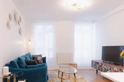 Télévision ou salle de divertissement dans l'établissement La Harmonie Eiffel - Walk to Tower