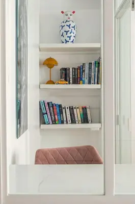 Bibliothèque dans l'appartement