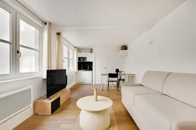 Télévision ou salle de divertissement dans l'établissement Pick A Flat's Apartment in Louvre - Rue Saint-Anne
