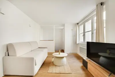 Télévision ou salle de divertissement dans l'établissement Pick A Flat's Apartment in Louvre - Rue Saint-Anne