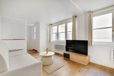 Télévision ou salle de divertissement dans l'établissement Pick A Flat's Apartment in Louvre - Rue Saint-Anne