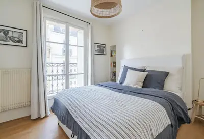Un ou plusieurs lits dans un hébergement de l'établissement Appartement parisien baigné de soleil