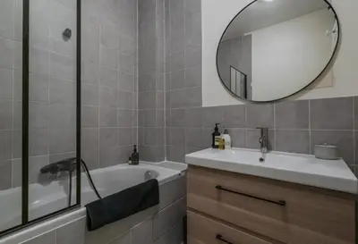 Salle de bains dans l'établissement Appartement parisien baigné de soleil