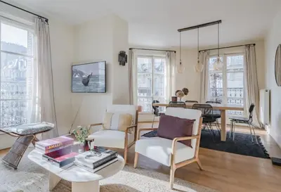 Télévision ou salle de divertissement dans l'établissement Appartement parisien baigné de soleil