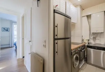 Cuisine ou kitchenette dans l'établissement Appartement parisien baigné de soleil