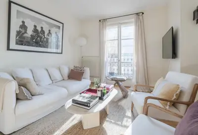Coin salon dans l'établissement Appartement parisien baigné de soleil