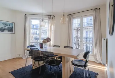 Télévision ou salle de divertissement dans l'établissement Appartement parisien baigné de soleil
