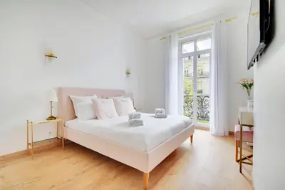 Un ou plusieurs lits dans un hébergement de l'établissement Pick A Flat's Apartment in République - Avenue de la République