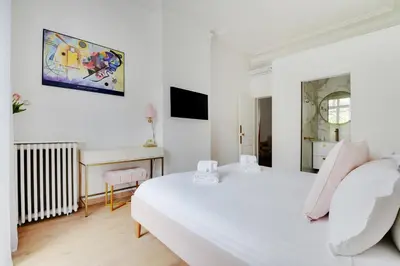 Télévision ou salle de divertissement dans l'établissement Pick A Flat's Apartment in République - Avenue de la République