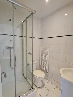 Salle de bains dans l'établissement Appartement T2 spacieux de 30m2, idéal proche Paris