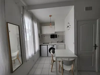 Cuisine ou kitchenette dans l'établissement Appartement T2 spacieux de 30m2, idéal proche Paris