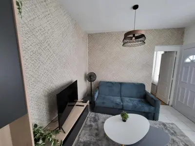 Télévision ou salle de divertissement dans l'établissement Appartement T2 spacieux de 30m2, idéal proche Paris