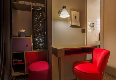 Coin salon dans l'établissement Hôtel La Parizienne - Proche Montparnasse