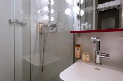 Salle de bains dans l'établissement Hôtel La Parizienne - Proche Montparnasse