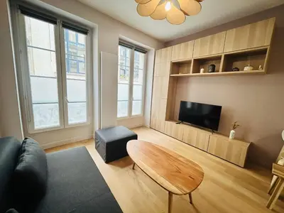 Télévision ou salle de divertissement dans l'établissement Enghien - New studio fully furnished
