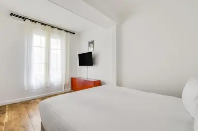 Télévision ou salle de divertissement dans l'établissement Pick A Flat's Apartment in Saint Germain - Rue de Buci