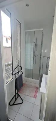 Salle de bains dans l'établissement appartement pantin